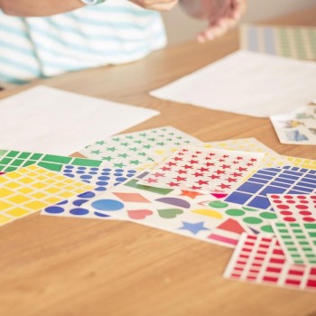 Gomets geométricos de círculos en rollo Apli colores surtidos