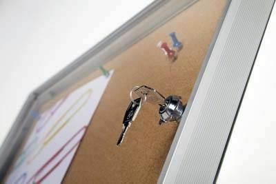 Vitrina fondo corcho natural 1 puerta vertical y llave 70X75cm